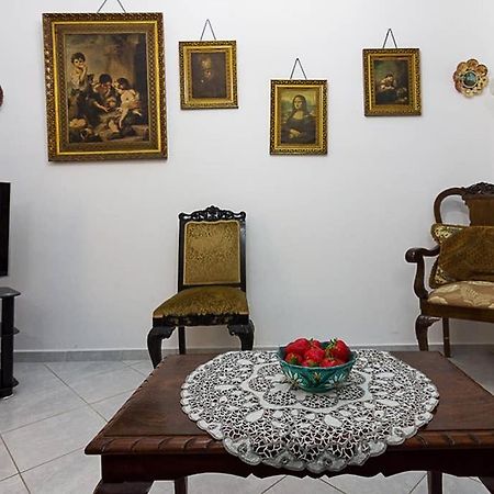 Vintage Style Apartment With Beautiful Backyard Атина Екстериор снимка