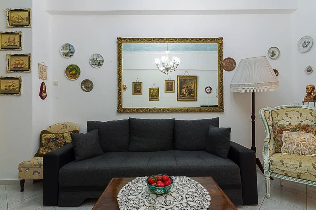 Vintage Style Apartment With Beautiful Backyard Атина Екстериор снимка