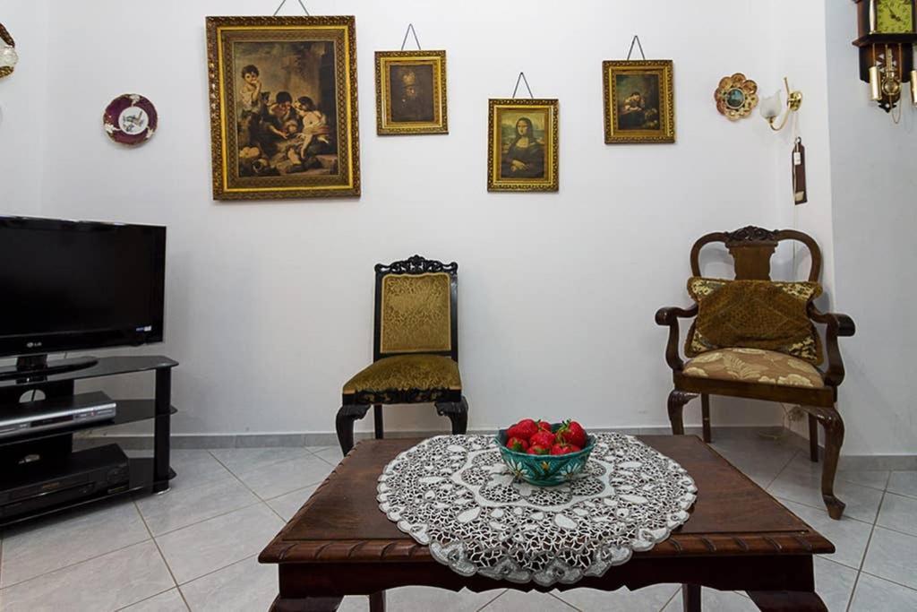 Vintage Style Apartment With Beautiful Backyard Атина Екстериор снимка