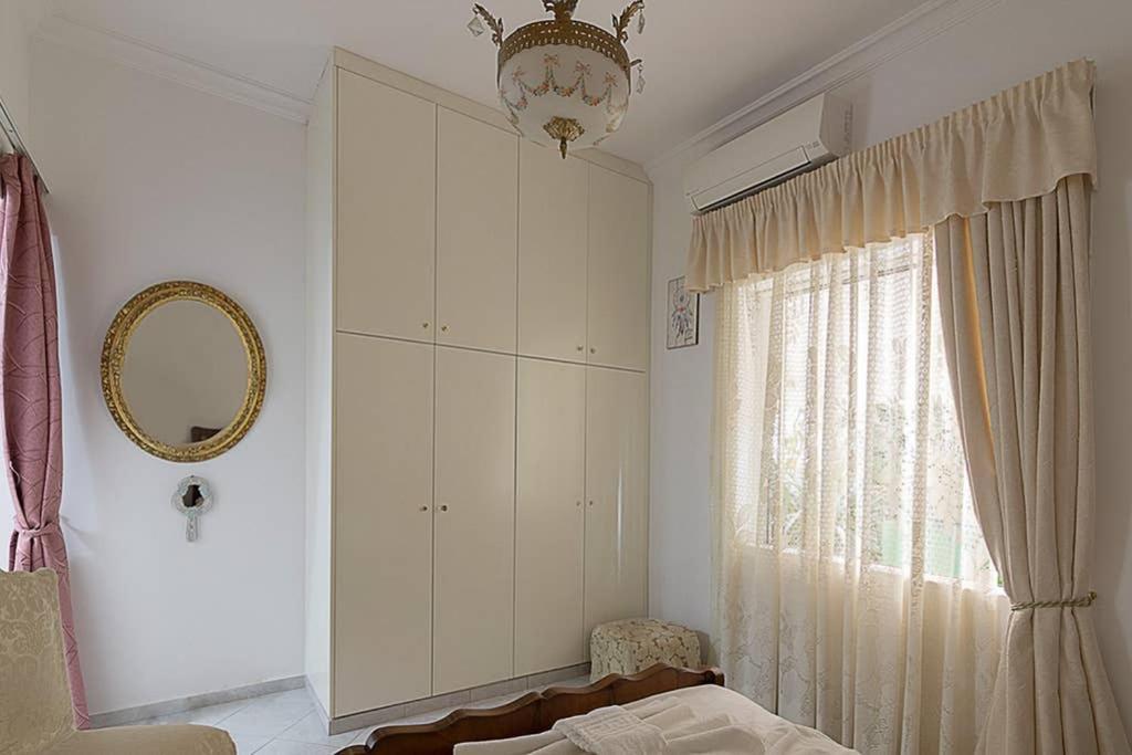 Vintage Style Apartment With Beautiful Backyard Атина Екстериор снимка