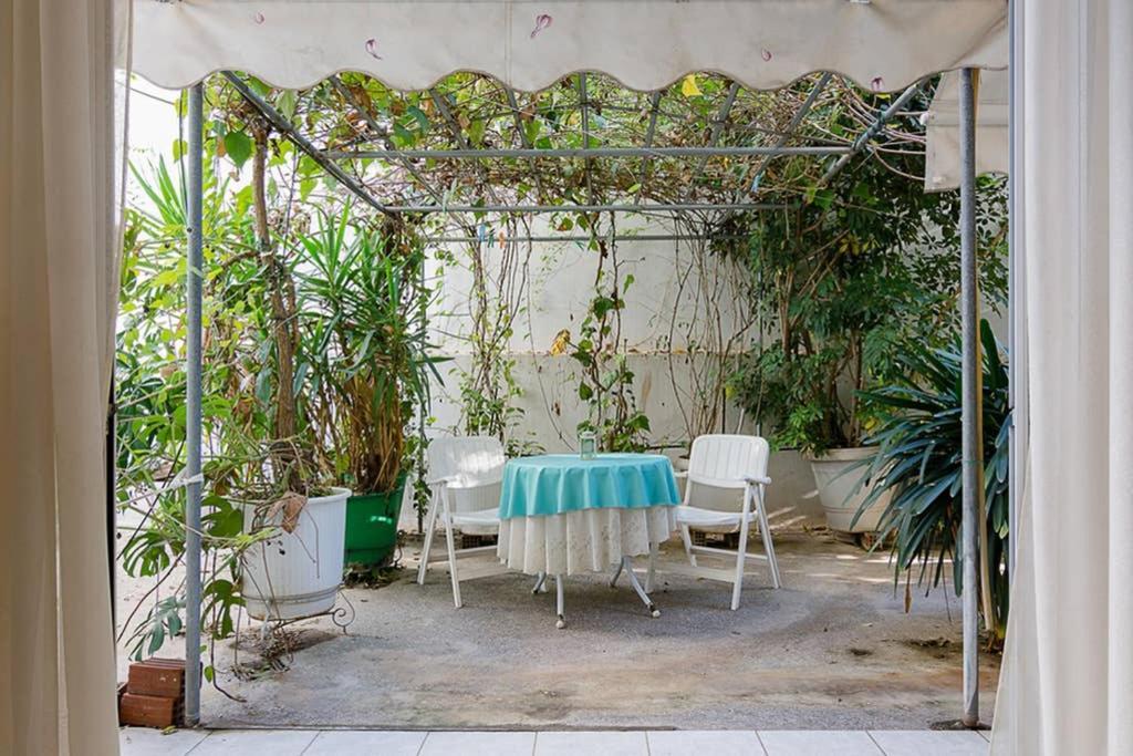 Vintage Style Apartment With Beautiful Backyard Атина Екстериор снимка