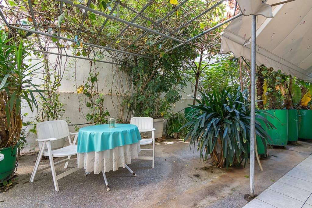 Vintage Style Apartment With Beautiful Backyard Атина Екстериор снимка