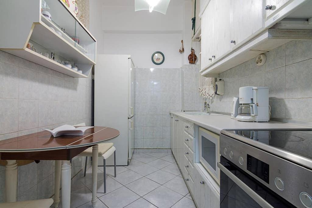 Vintage Style Apartment With Beautiful Backyard Атина Екстериор снимка