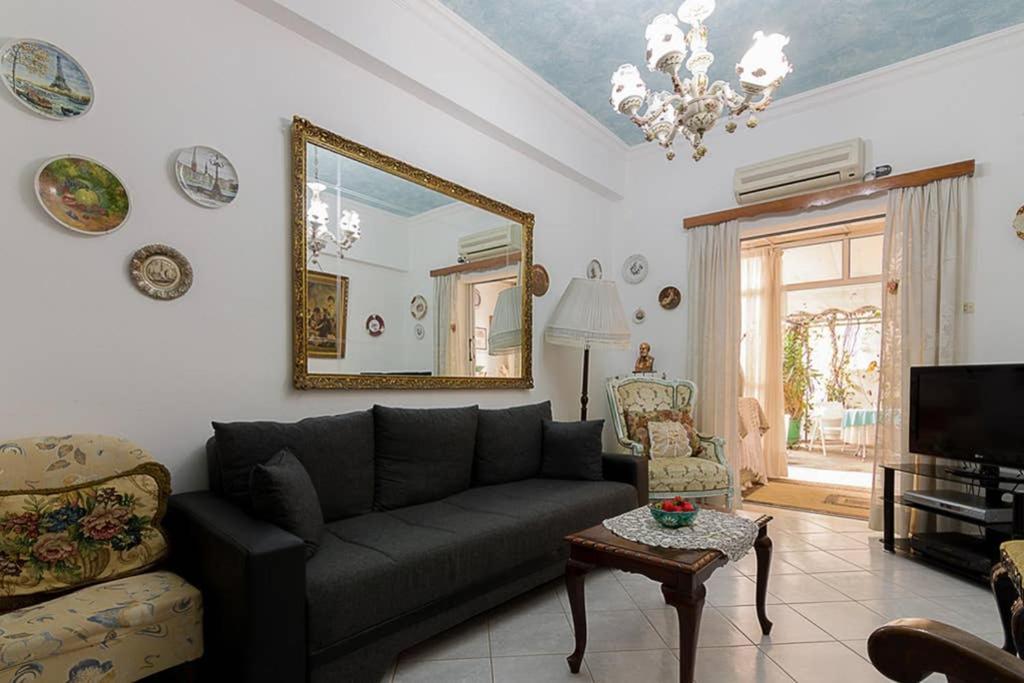 Vintage Style Apartment With Beautiful Backyard Атина Екстериор снимка