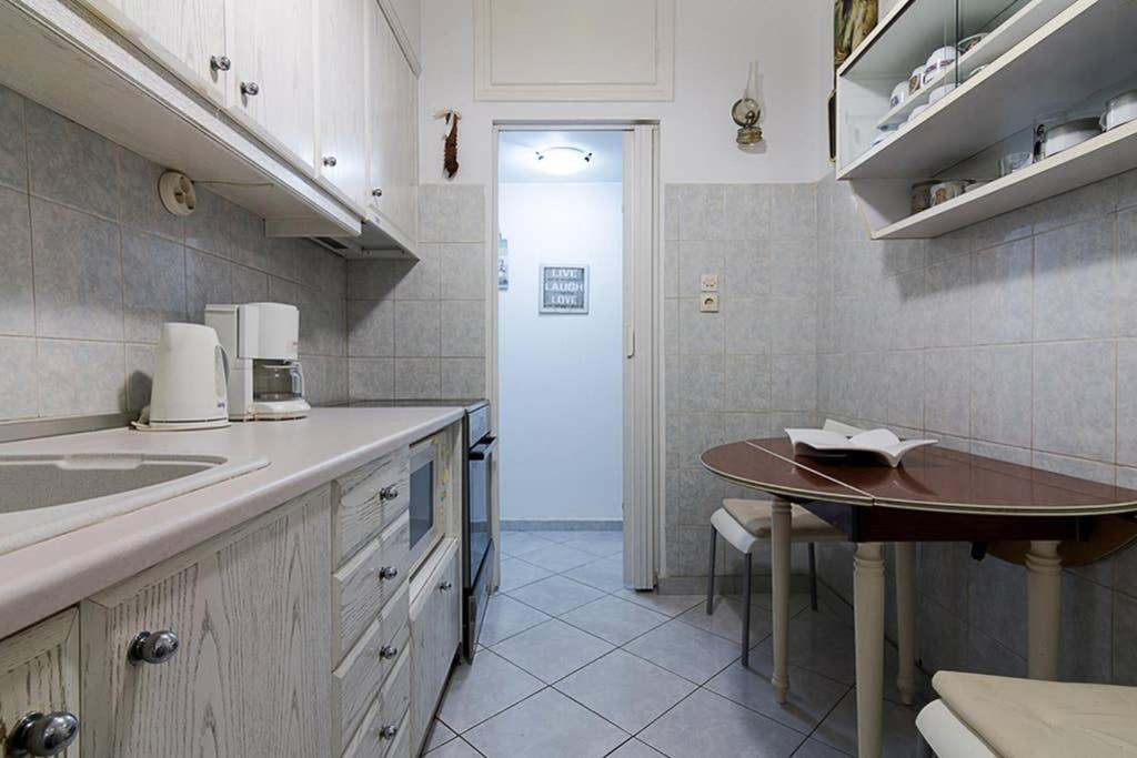 Vintage Style Apartment With Beautiful Backyard Атина Екстериор снимка