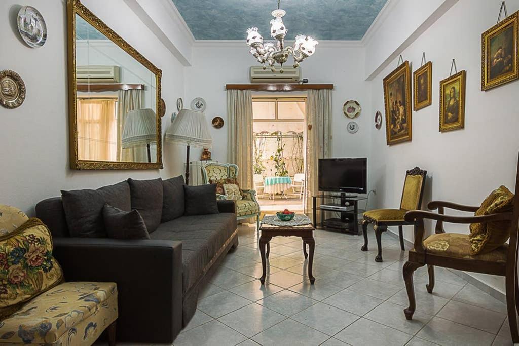 Vintage Style Apartment With Beautiful Backyard Атина Екстериор снимка