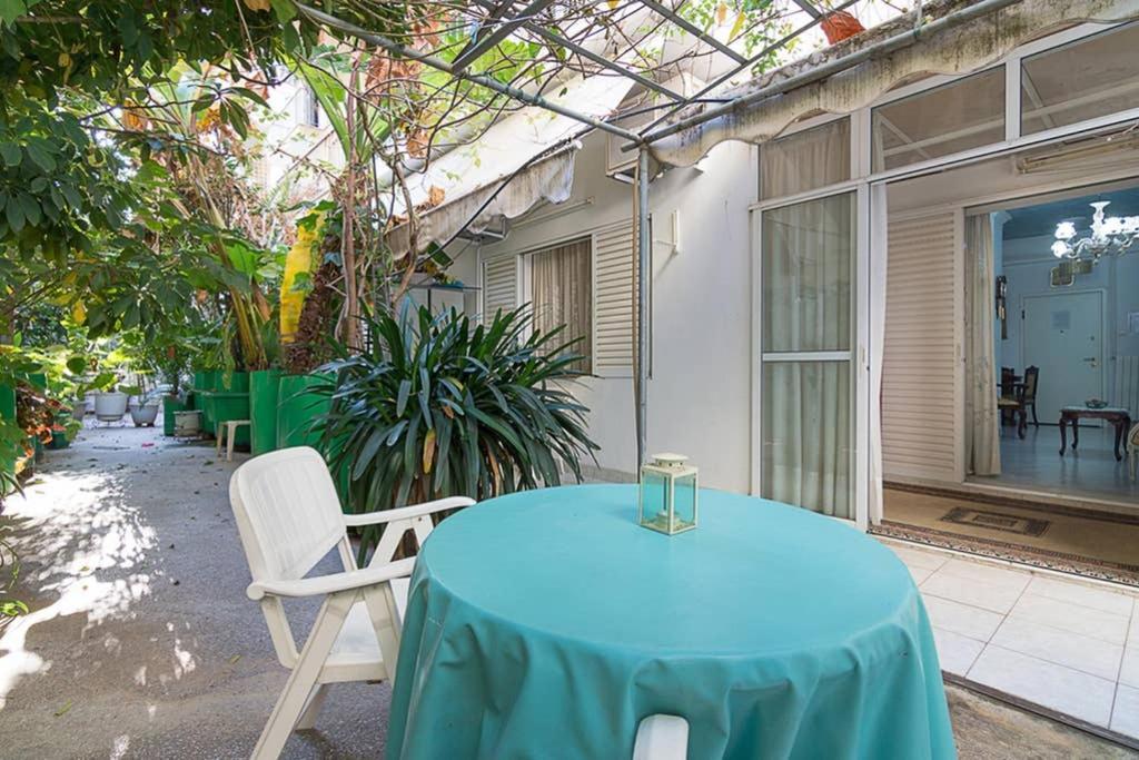 Vintage Style Apartment With Beautiful Backyard Атина Екстериор снимка